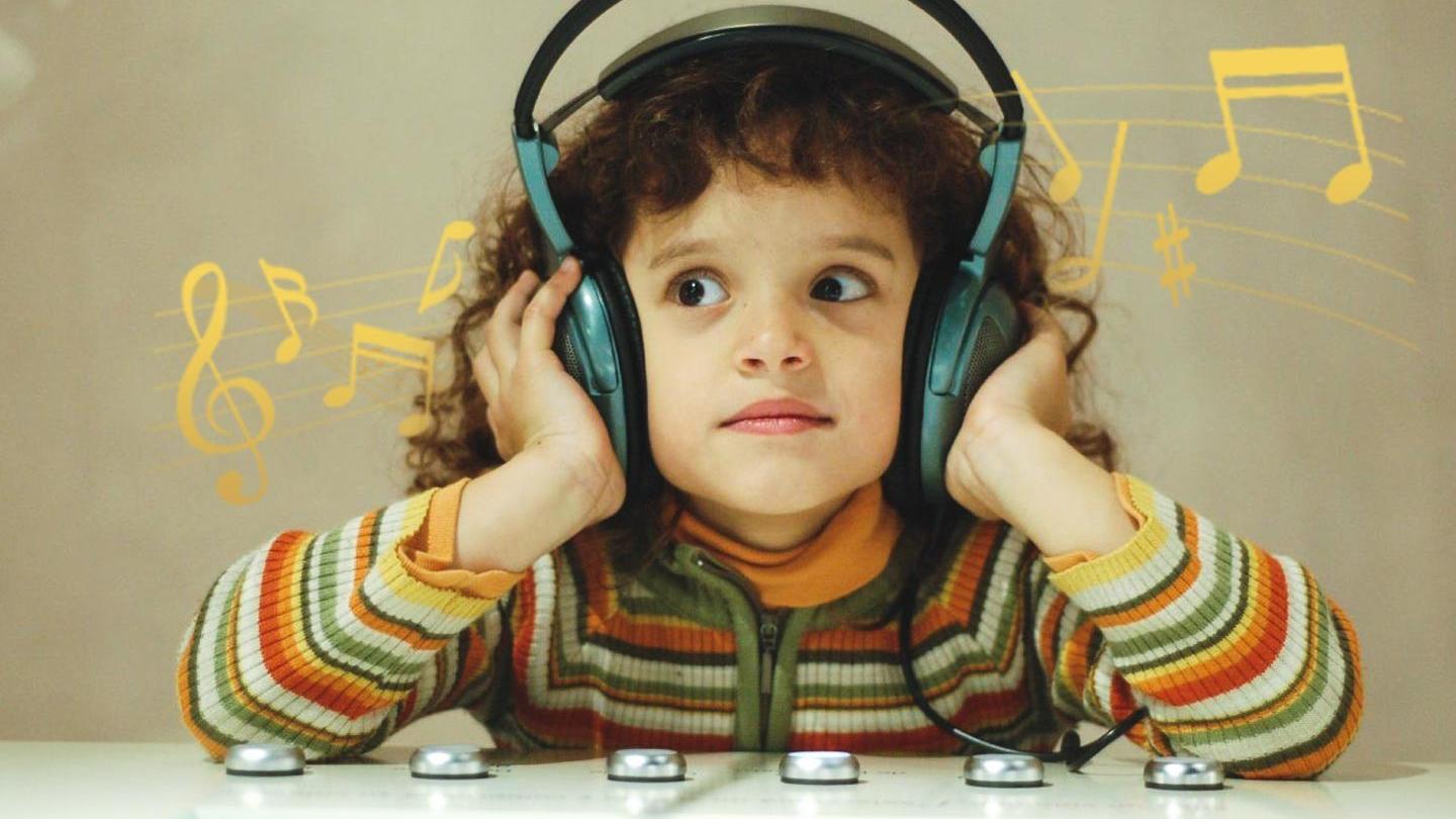 Музыка для памяти мозга слушать. Влияние музыки на детей. Ребенок слушает. Ребенок с музыкальным интеллектом. Музыкальная память у детей.