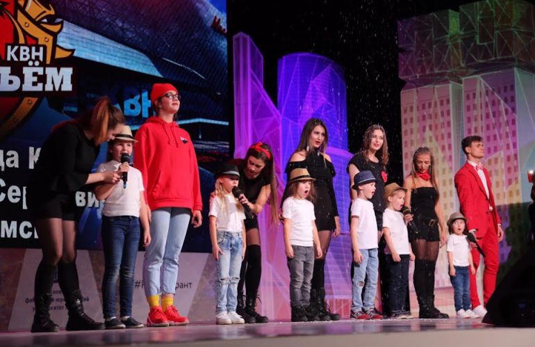 Юные участники мастерской вокала «Мечтатели» Центра культуры «Хорошевский» впервые выступили на большой сцене в одной команде со взрослыми КВНщиками.