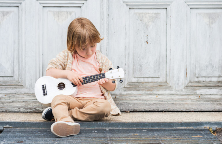 Как выбрать гитару для начинающего ребёнка 8-10 лет?