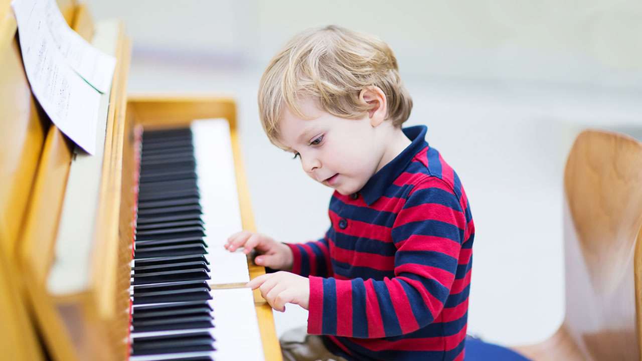 ребенок и фортепиано
