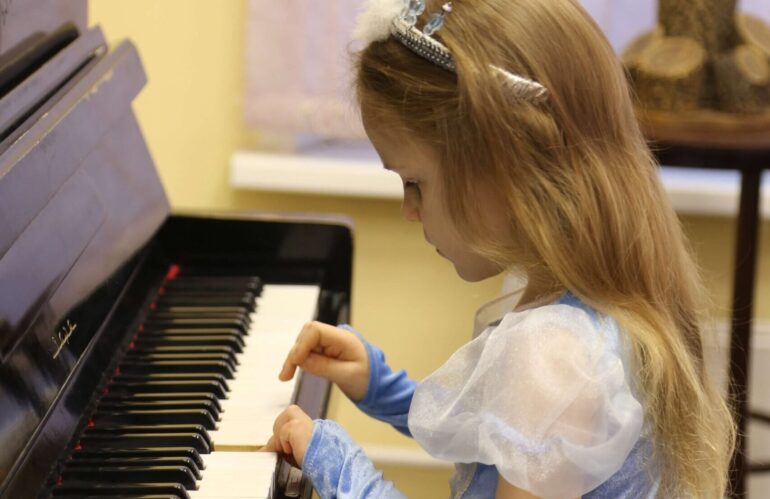 Как научить ребёнка играть на фортепиано: ставим руки, посадку и увлекаем игрой