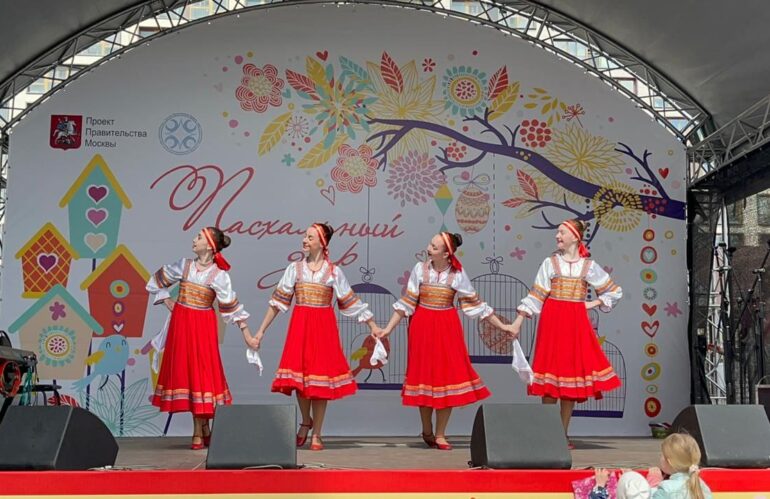 Образцовый ансамбль танца «Ровесник» поздравил жителей Хорошевского района со Светлым праздником Пасхи