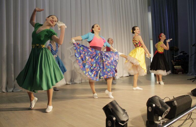 Студия эстрадного танца «МЫ!» поздравила подопечных ГБУ Геронтологического центра «Северное Тушино» с Международным женским днём